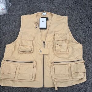 Nike Life Utility Vest Full Zip Cargo Pockets Sesame FN3214-252 Size Medium